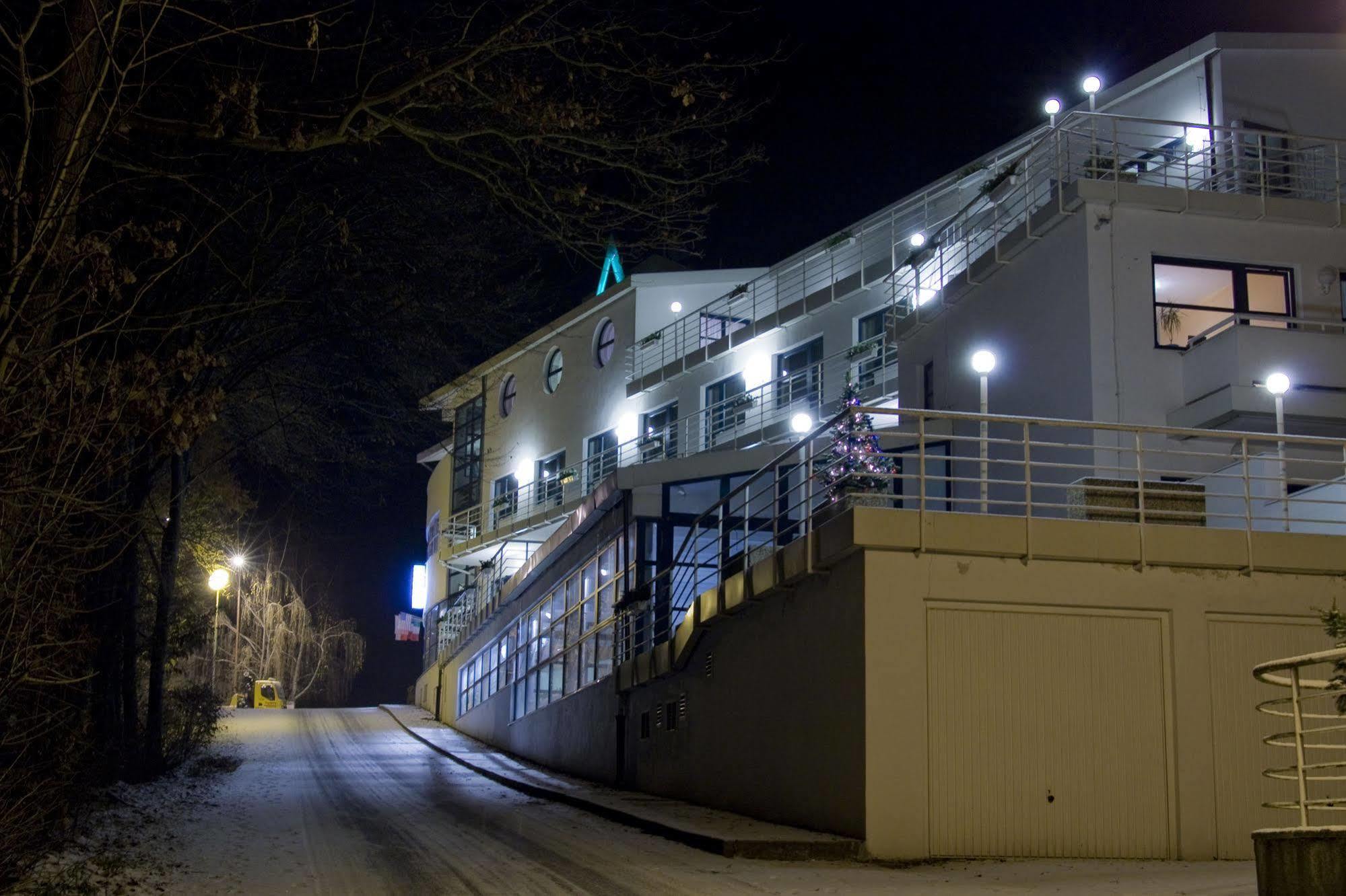 Interhotel America Pisek  Bagian luar foto