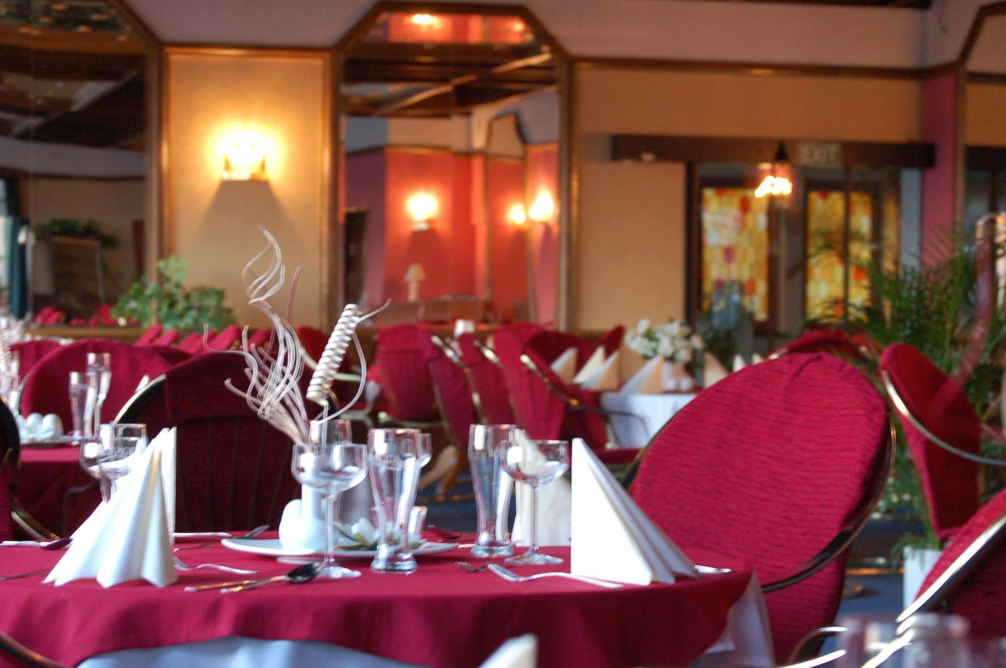Interhotel America Pisek  Bagian luar foto