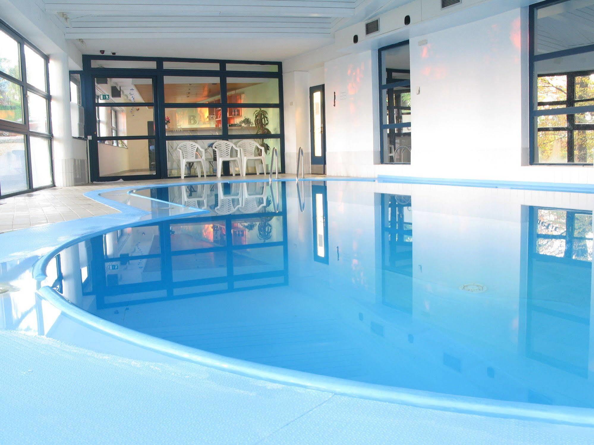 Interhotel America Pisek  Bagian luar foto