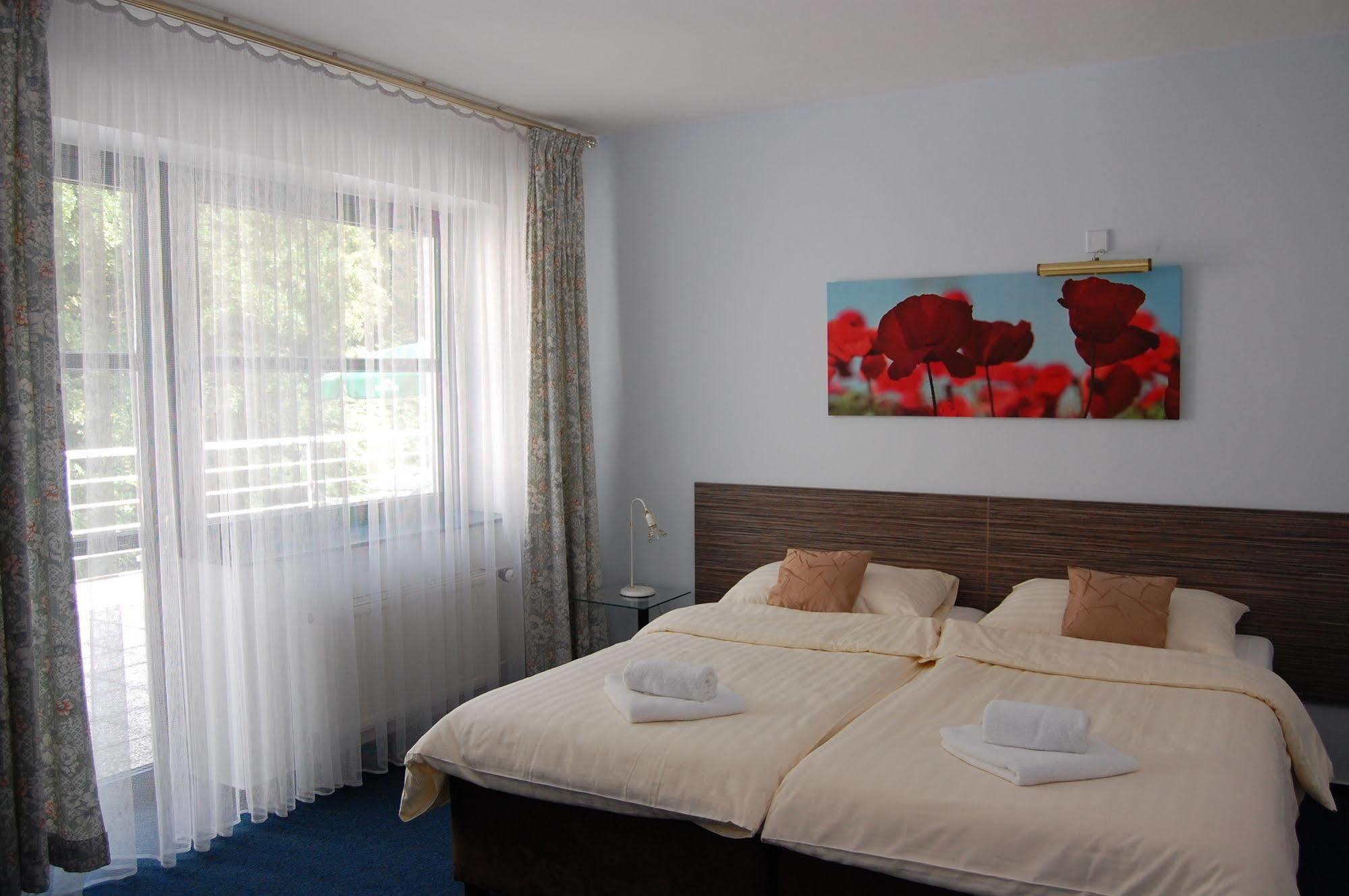 Interhotel America Pisek  Bagian luar foto