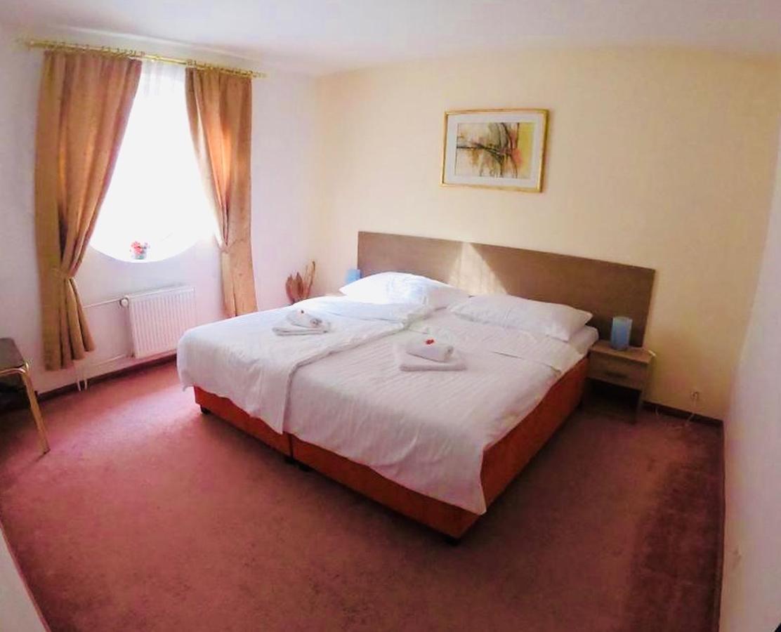 Interhotel America Pisek  Bagian luar foto